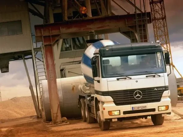 Грузовой автомобиль на производственной площадке бетонного завода